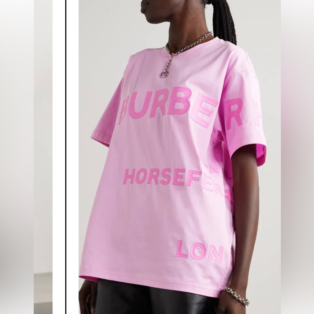 BURBERRY
Carrick T-Shirt. Size : s (oversize). Colour: pink